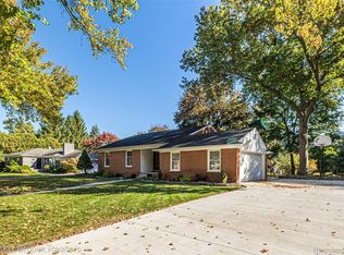 171 S Glengarry Rd, Bloomfield Hills, MI 48301