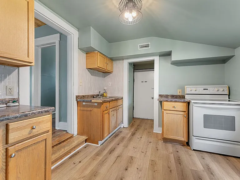 1060 W 10th Ave — Photo 3