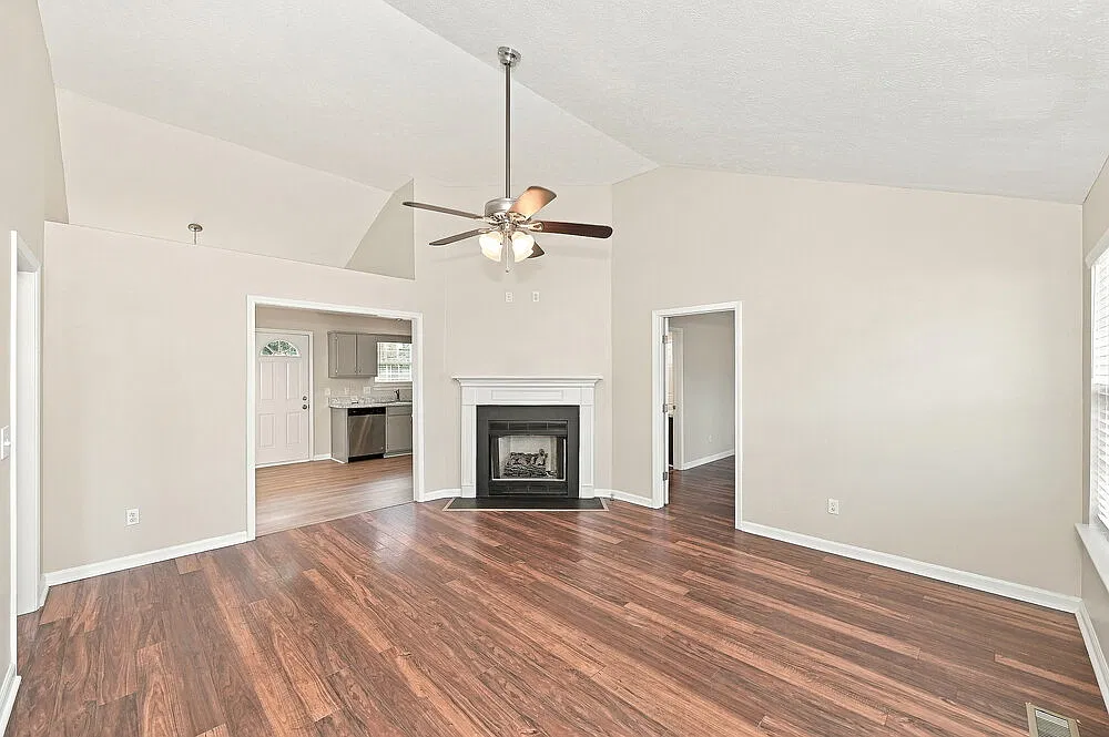 3 bed, 2.0 bath, 1247 sqft, $2,180 — Photo 4