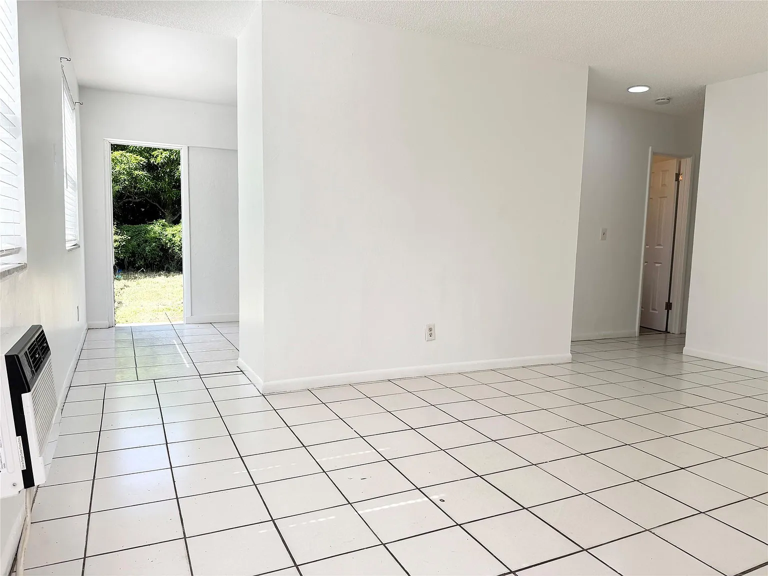 2 bed, 1.0 bath, 1520 sqft, $1,795 — Photo 2