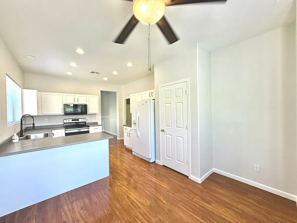 3 bed, 2.0 bath, 1567 sqft, $2,199 — Photo 3