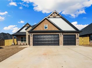 1430 Paragon Dr, Centerton, AR 72719