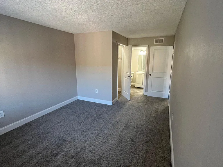 Oakbrook Village Apartments — Photo 73