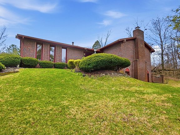 2nd image of 3831 Crescent Hill Rd
