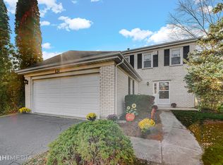 634 Shining Water Dr, Carol Stream, IL 60188