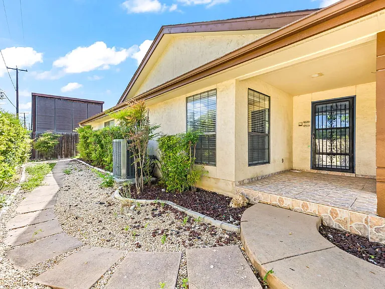 5801 Royal Ridge Dr — Photo 1
