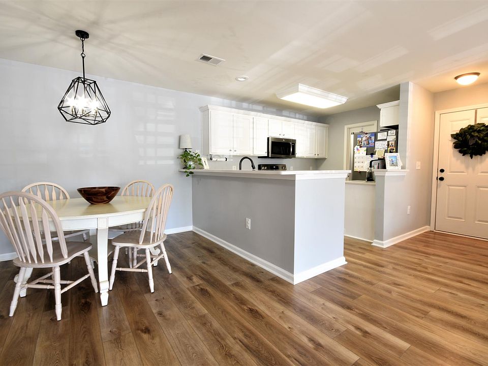 Kitchen & Dining area with bar