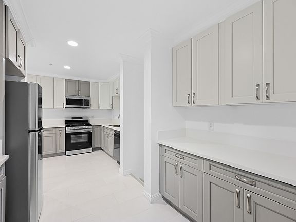 3rd image of 2216 Laverna Ave