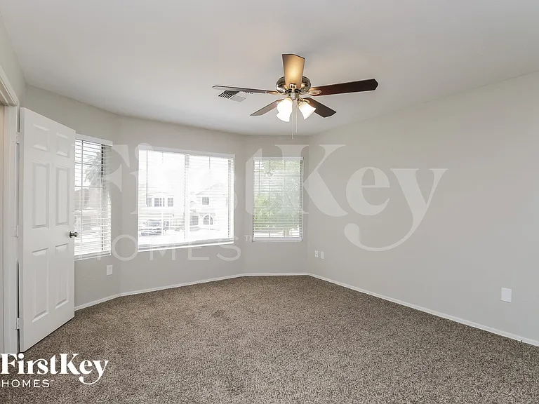 934 E Elgin St — Photo 7