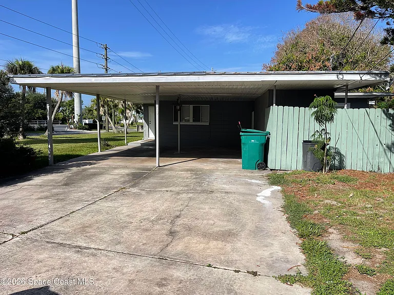 1400 Hillcrest Dr — Photo 2