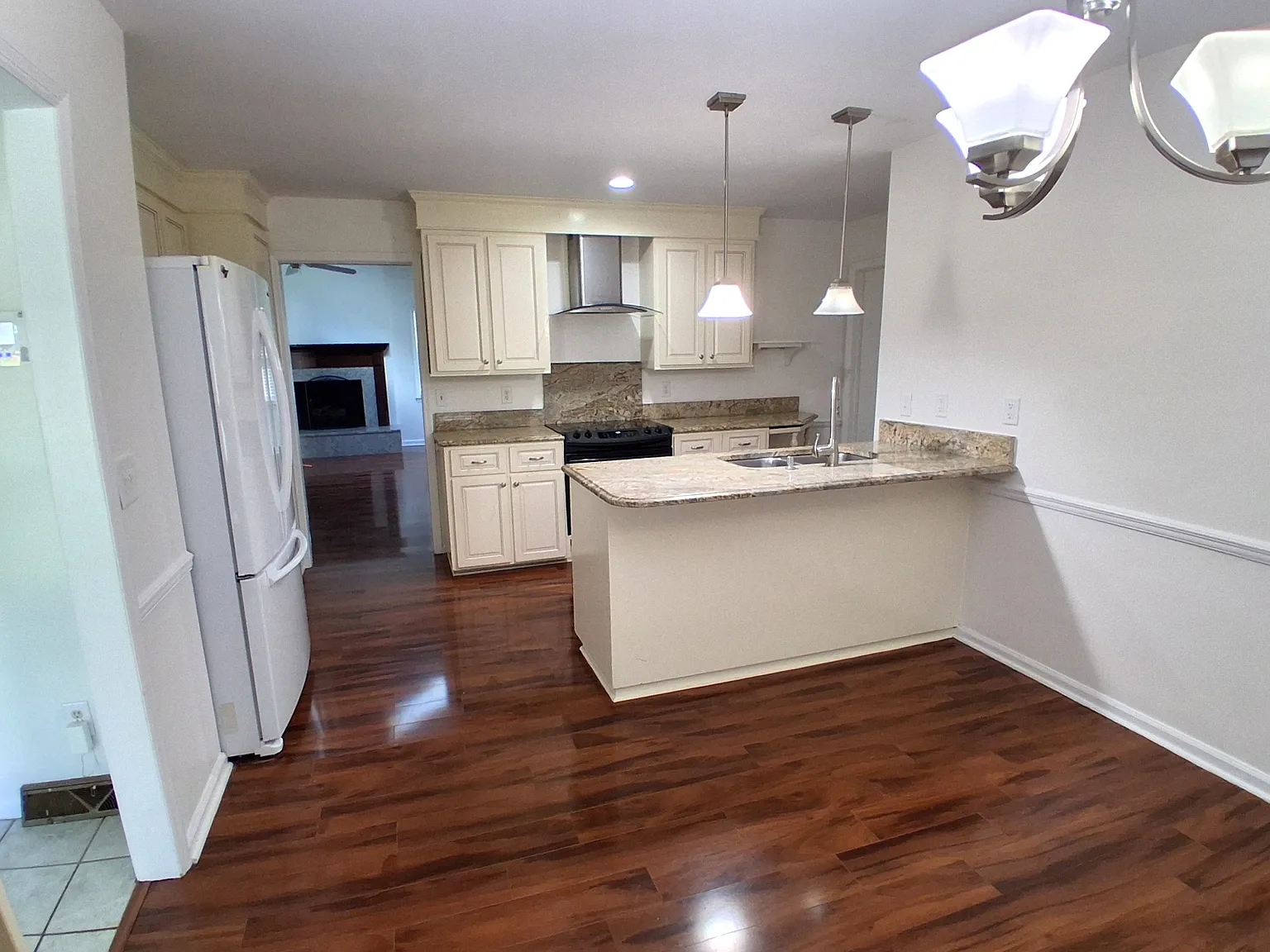 4 bed, 2.5 bath, 1935 sqft, $2,550 — Photo 2