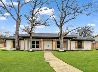 22 Country Club Ct, Pantego, TX 76013