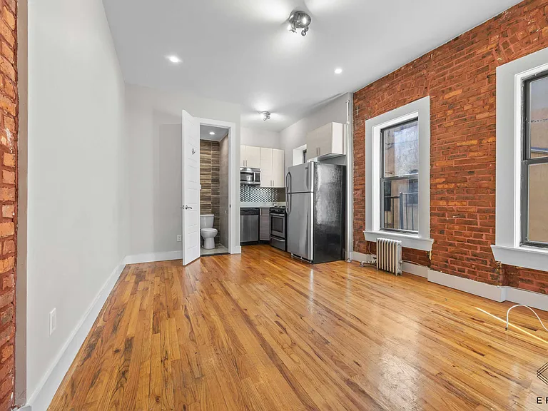 61-36 Woodbine St #1R — Photo 1