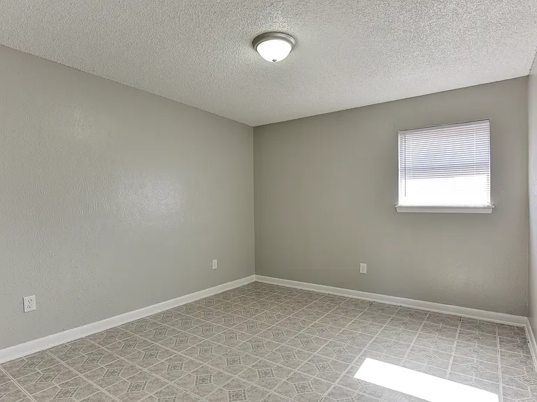 McIntyre Apartments — Photo 11