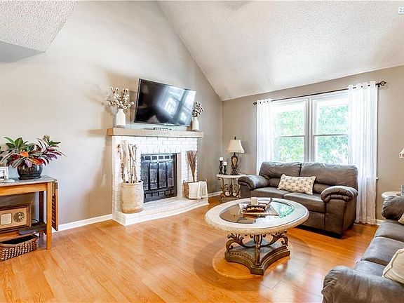 3rd image of 1104 NW Heatherwood Dr