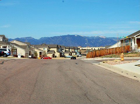 Nestled in Great Neighborhood w/ Fantastic Mountain Views