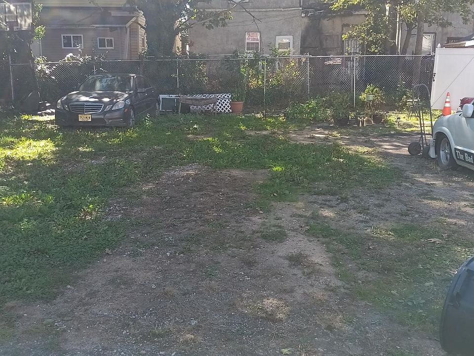 2nd image of 722 Cedar St
