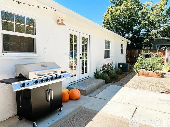 902 Harold Ln — Photo 27