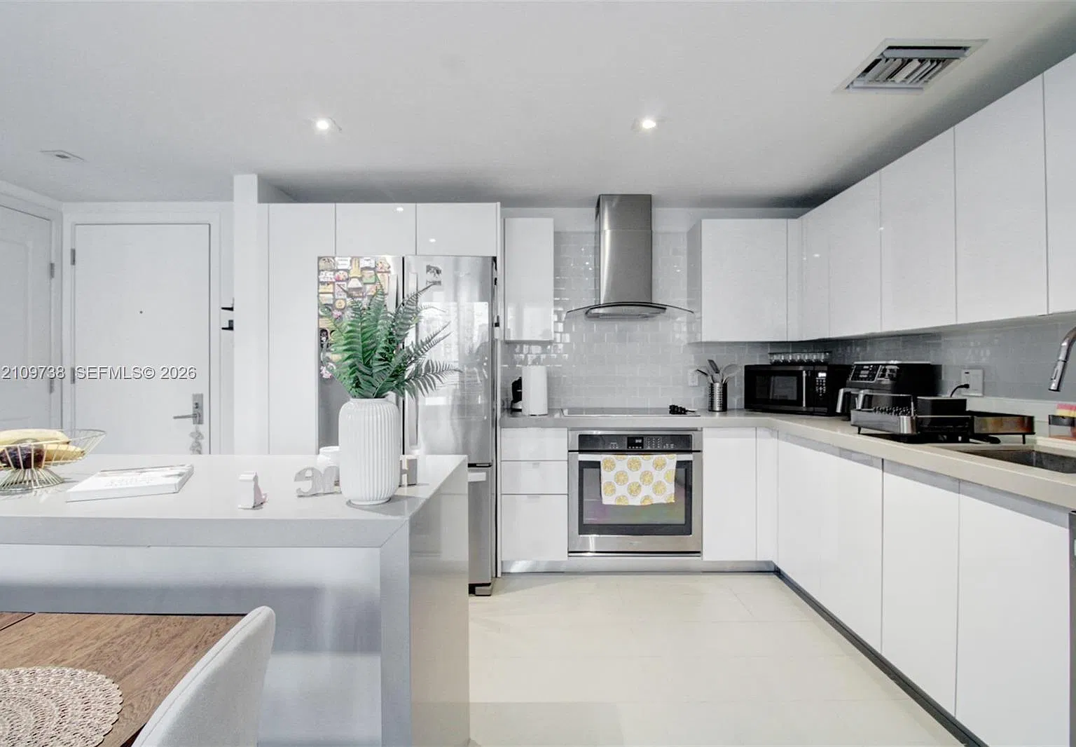 Canvas Condo — Photo 4