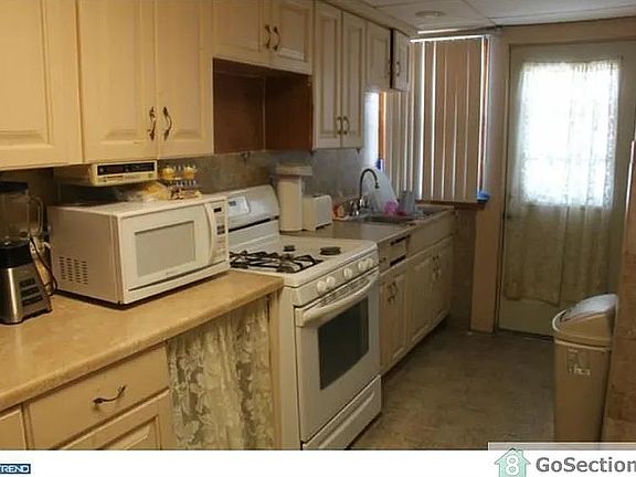 3rd image of 1327 Argus Rd