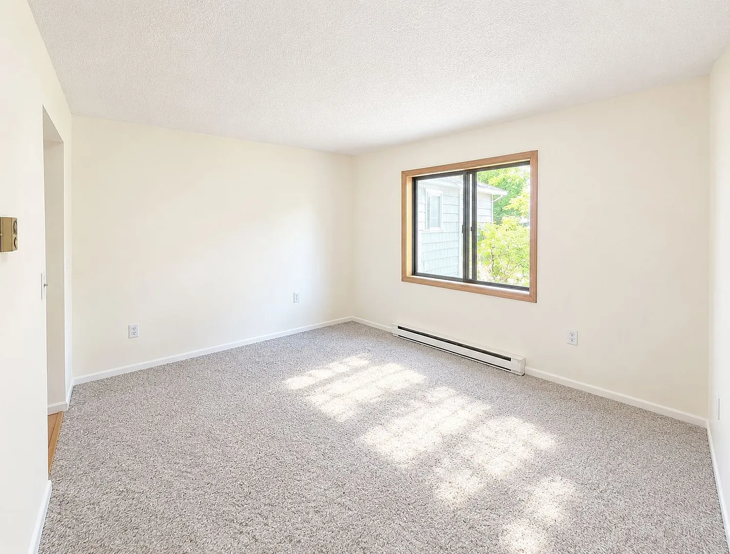 Spacious 2-Bedroom Condo in South Burlington — Photo 4