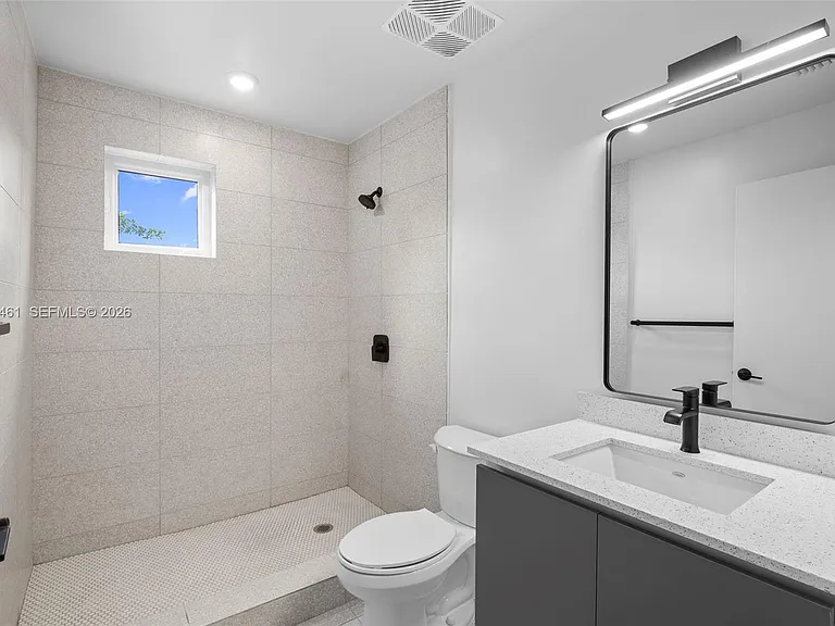 315 NW 32nd St #302 — Photo 16
