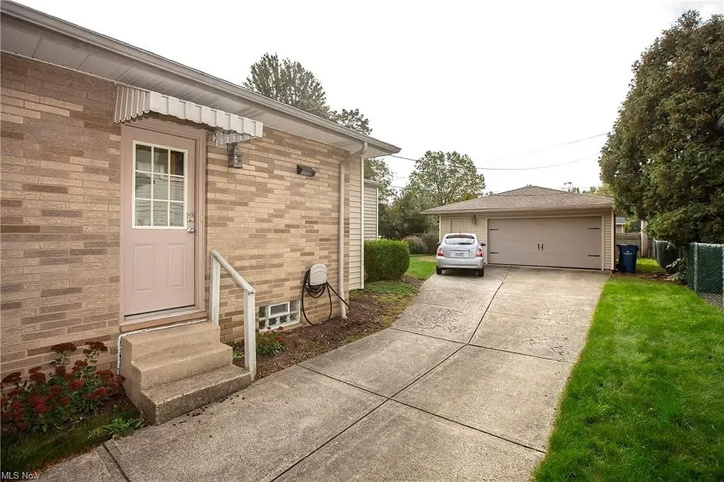 3 bed, 1250 sqft, $2,000 — Photo 3