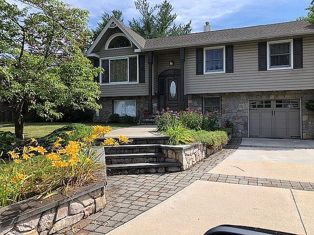 2nd image of 113 Blackthorne Ln