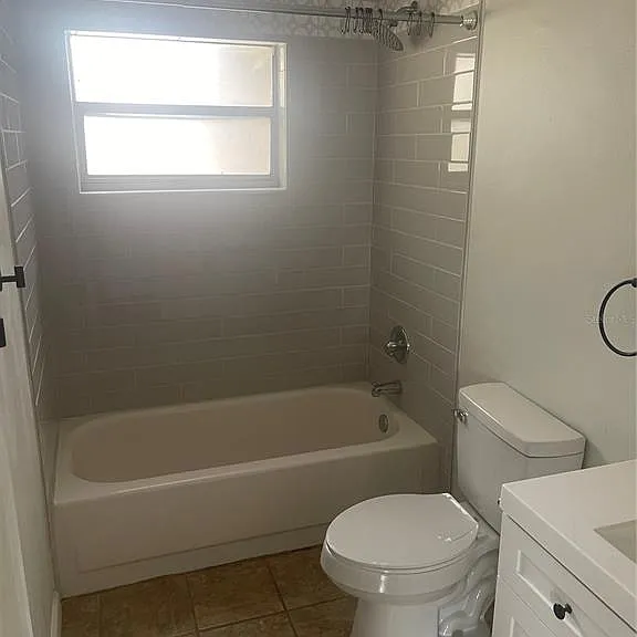 906 Essex Rd — Photo 5