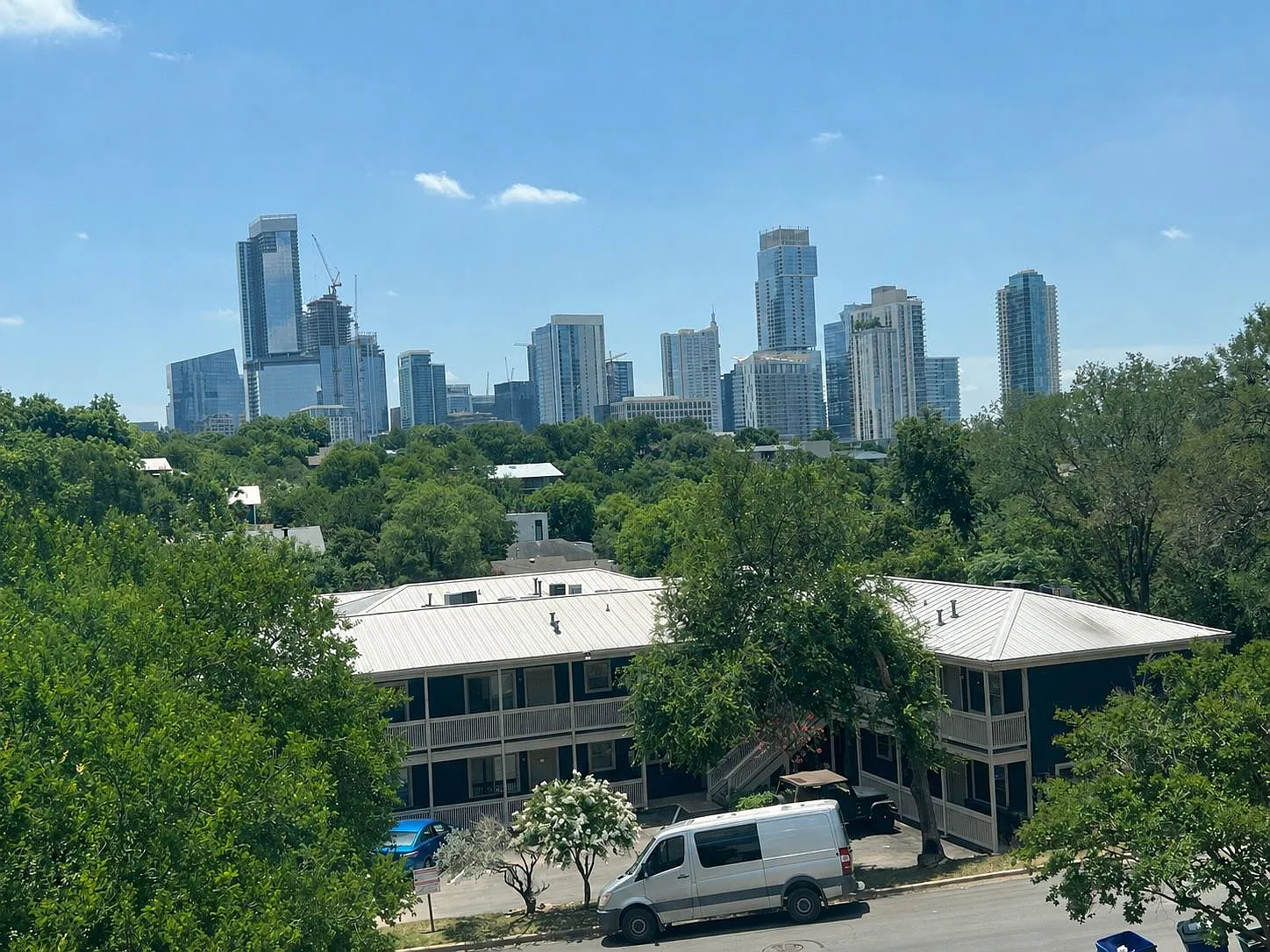 1 bed, 1.0 bath, 400 sqft, $1,050 — Photo 2