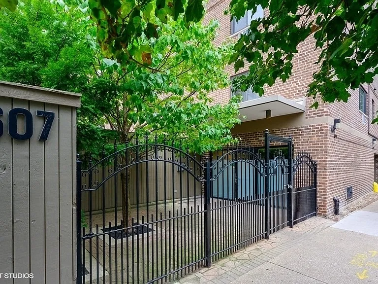 607 W Wrightwood Ave #602 — Photo 1