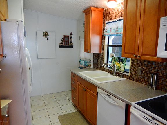 5th image of 805 Oleander Cir