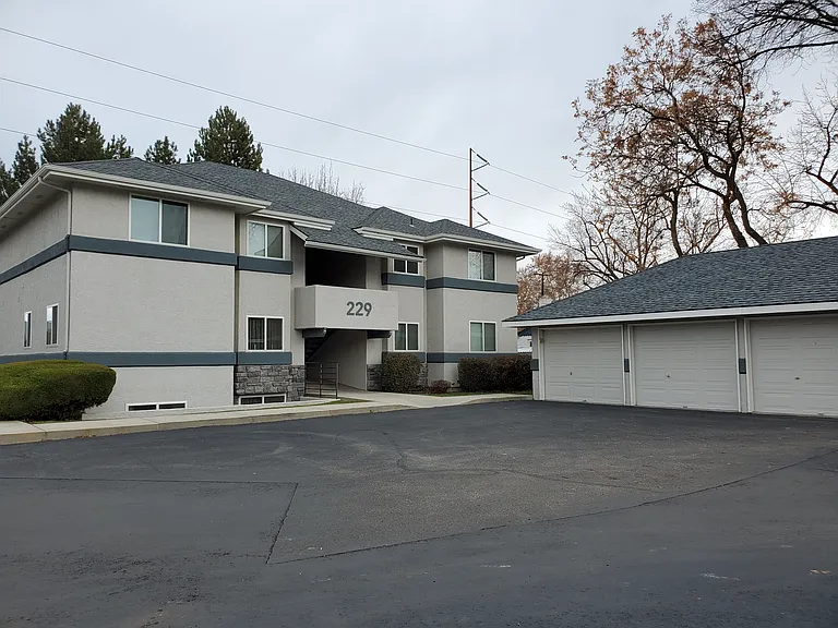 Cobblestone Court Apartments — Photo 5