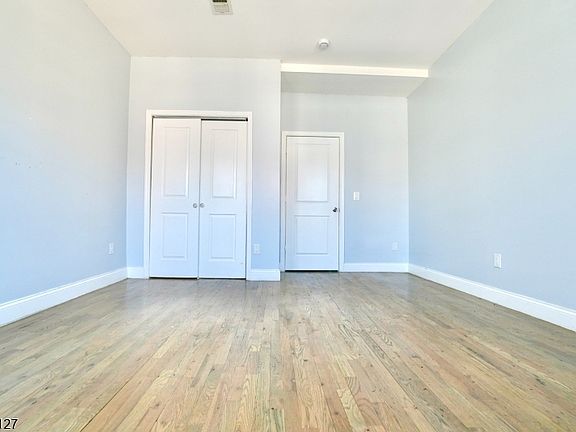 5th image of 233 Bayview Ave