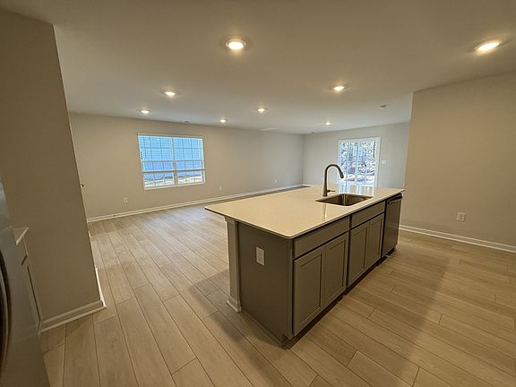 3rd image of 137 Clairvale Ct