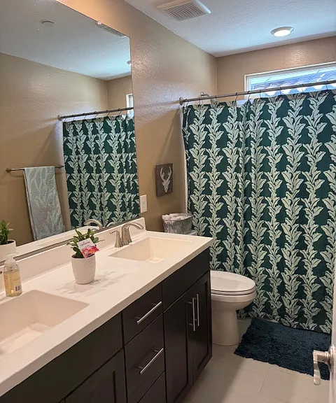 Guest Bathroom with Towels & Hairdryer provided.