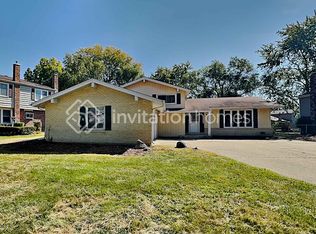 1620 Apache Dr, Naperville, IL 60563