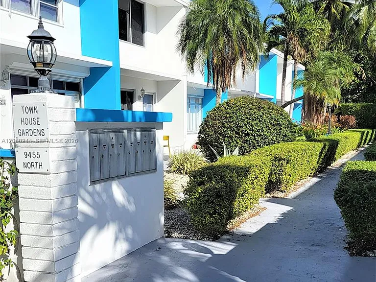 9455 Bay Harbor Ter #2N — Photo 1
