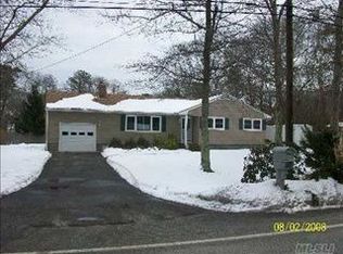 80 Evergreen Rd, Riverhead, NY 11901