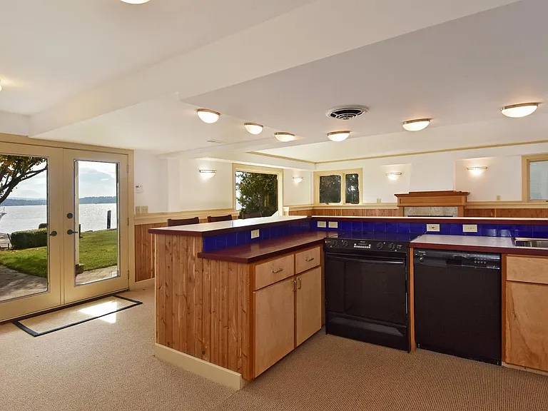 lakefront full kitchen