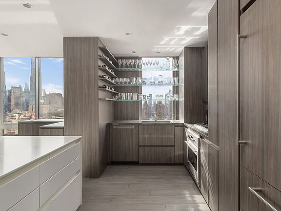 5th image of 101 W 67th St APT 52D