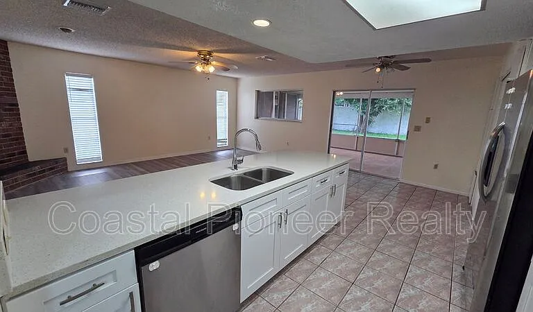 4817 Cypress Tree Dr — Photo 10