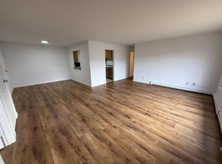 139 Heidel Rd APT 7, Mequon, WI 53092