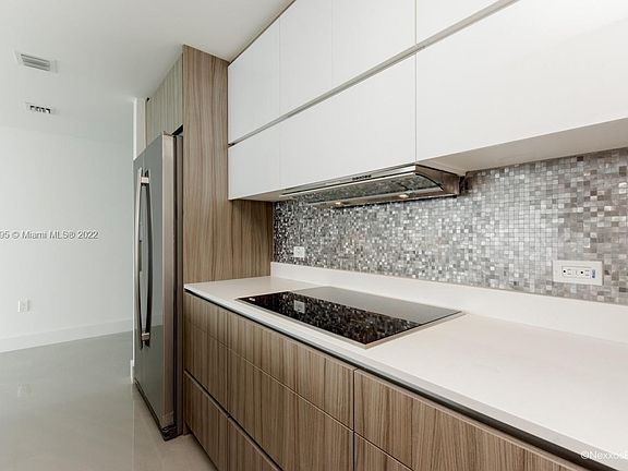 4th image of 600 NE 27th St APT 3304
