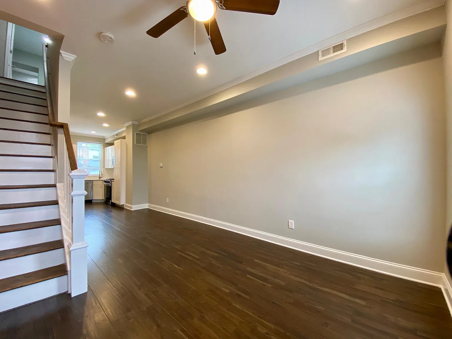 3 bed, 875 sqft, $2,000 — Photo 2