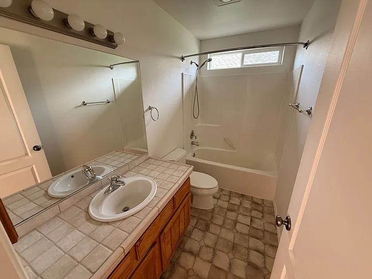 2455 NE 7th Ln — Photo 8
