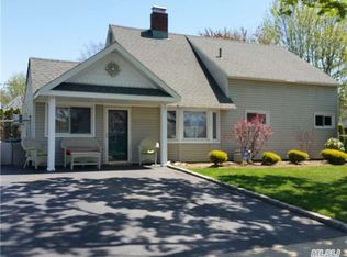 34 Elm Dr W, Levittown, NY 11756