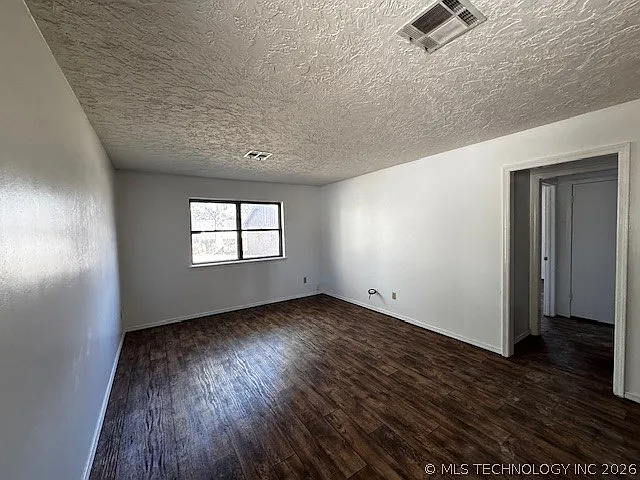 930 E 7th St #B — Photo 3