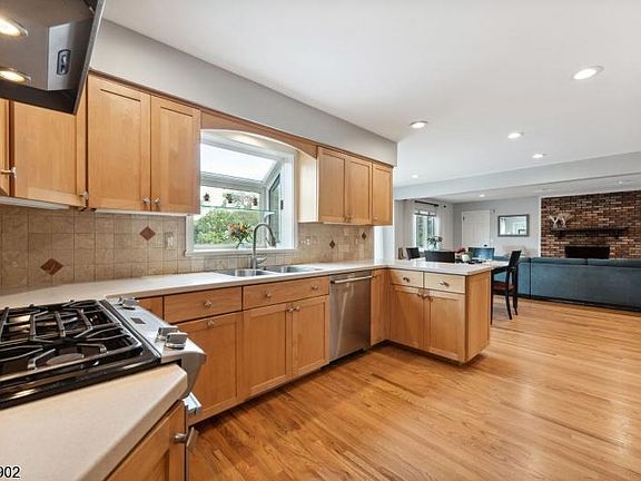 4th image of 85 De Hart Dr