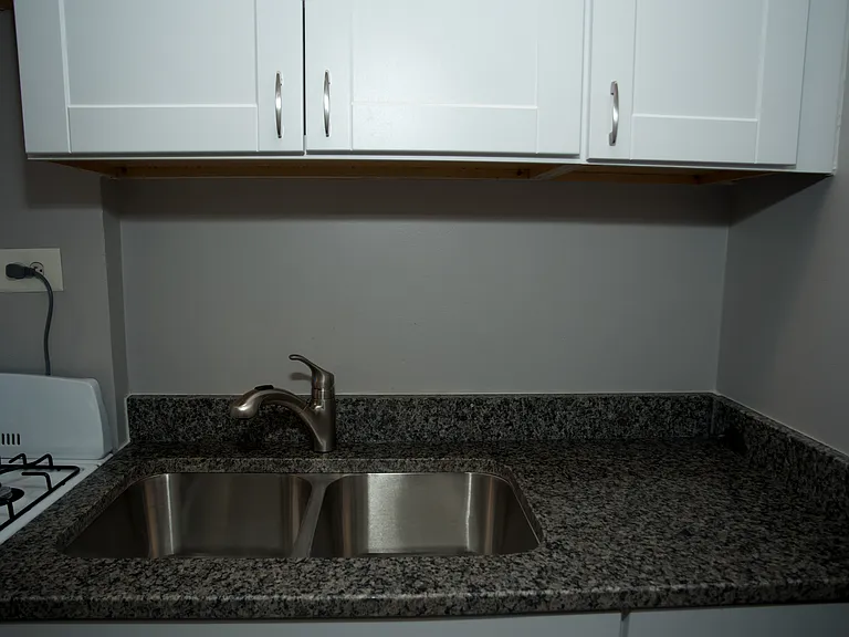5737 N Kenmore Edgewater Apartments — Photo 37